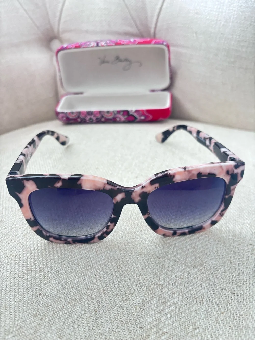 Peepers Weekender Marble Polarized Sunglasses PLUS Vera Bradley Case